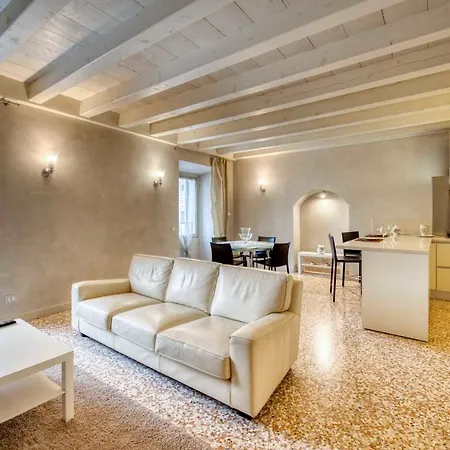Apartmentsarena - Mercatorum - Piazza Erbe Apartment